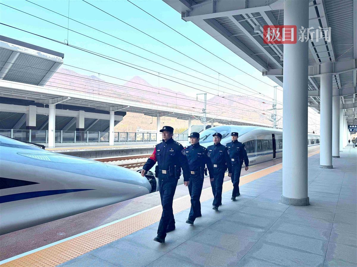 图5：民警在高铁站站台徒步巡逻.jpg