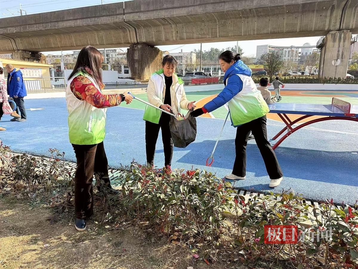 图片6：社区工作者与党员群众合力打扫高铁沿线附近卫生.jpg