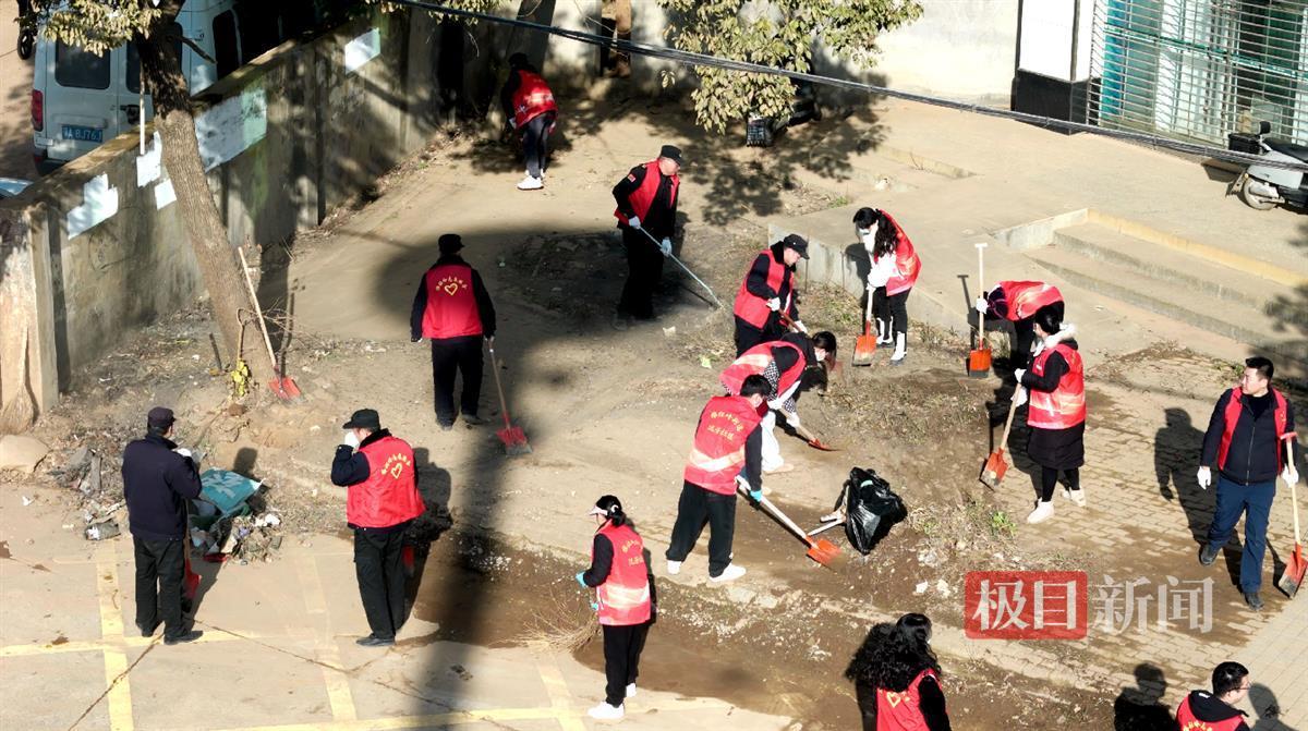 图片7：机关干部共扫流芳老街.png