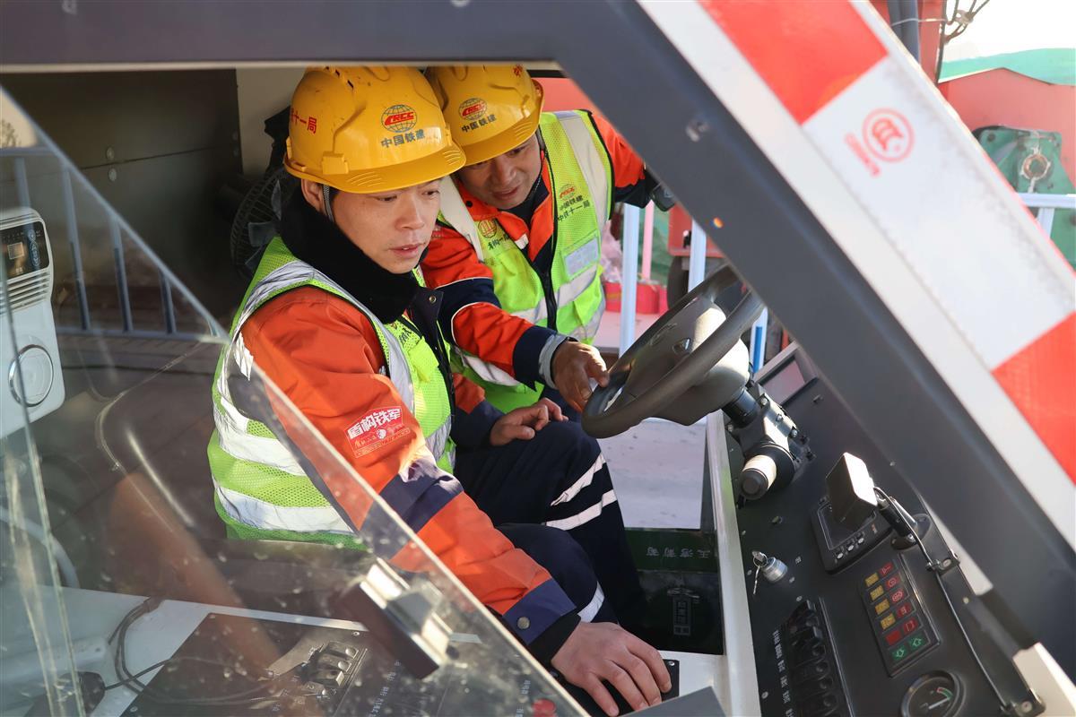 图1.师傅周振江（右）指导徒弟张裕车辆使用（陈星 摄）.JPG