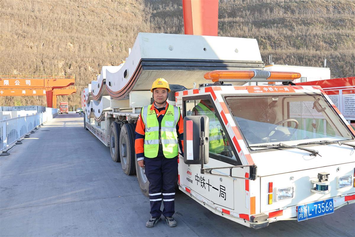 图3.周振江和他的双头机车（陈星 摄）.JPG