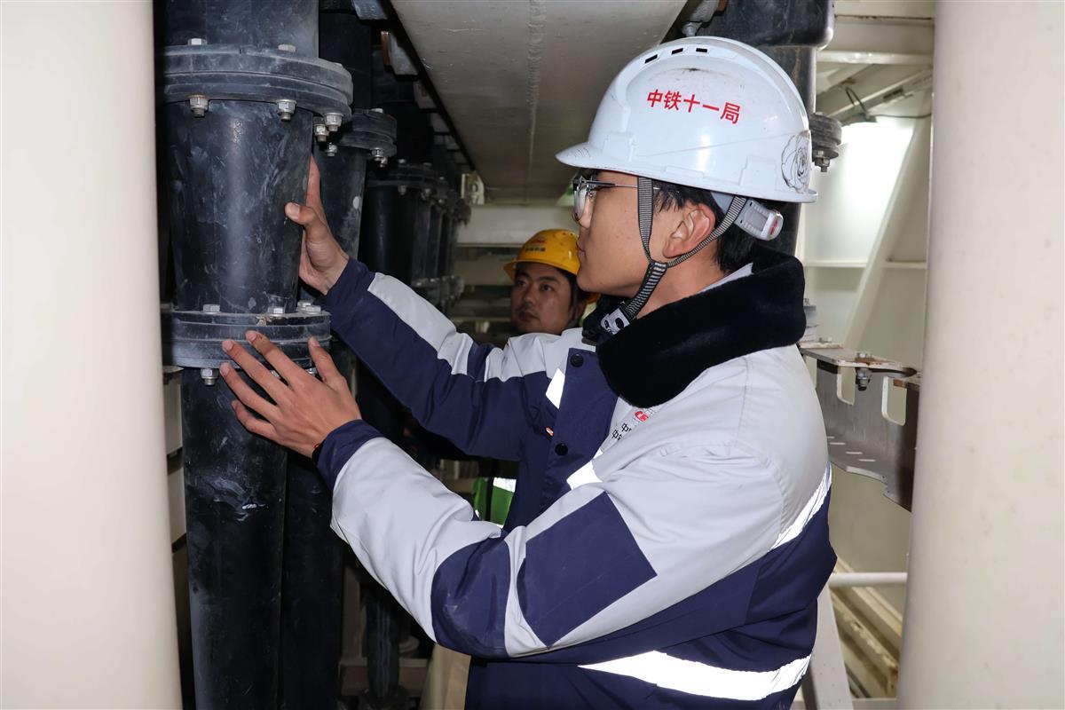 图5.泥浆站副操作手查看设备工作情况（陈星 摄）.JPG