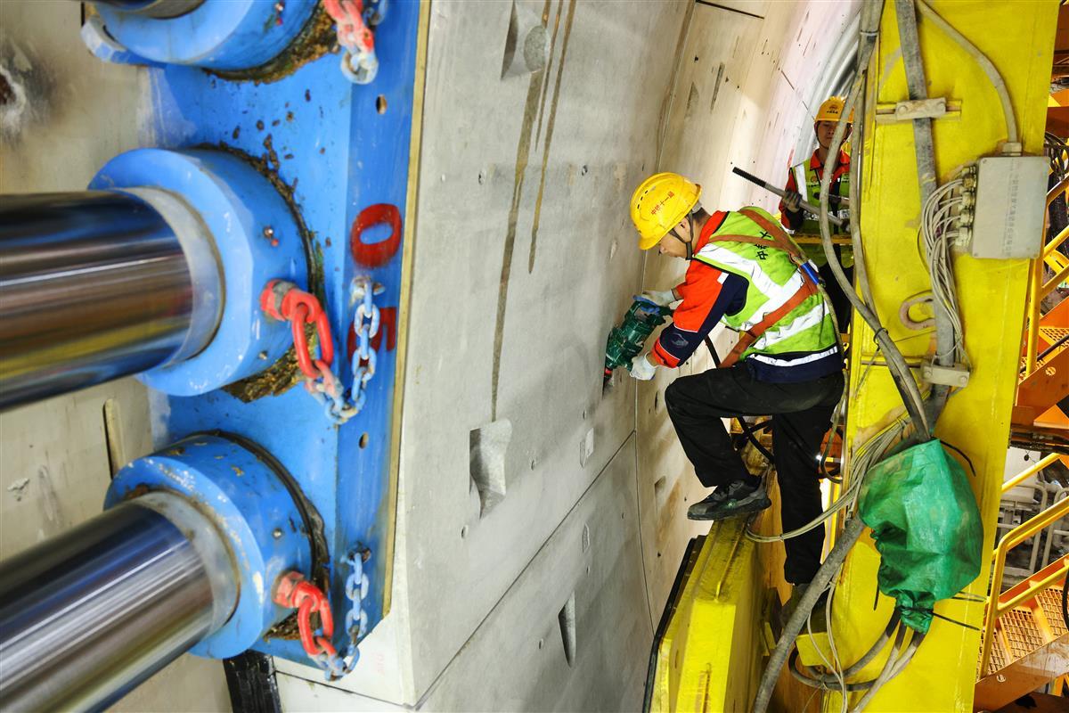 图9.管片螺栓加固（陈星 供图）.jpg