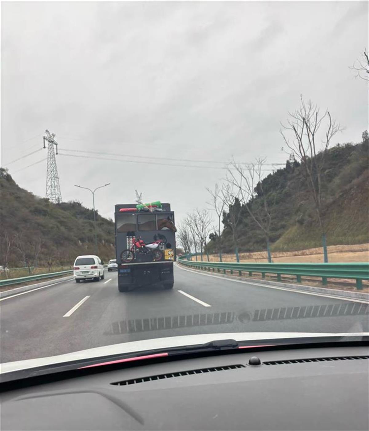 男子开豪华房车带马回乡,房车价值或超百万元