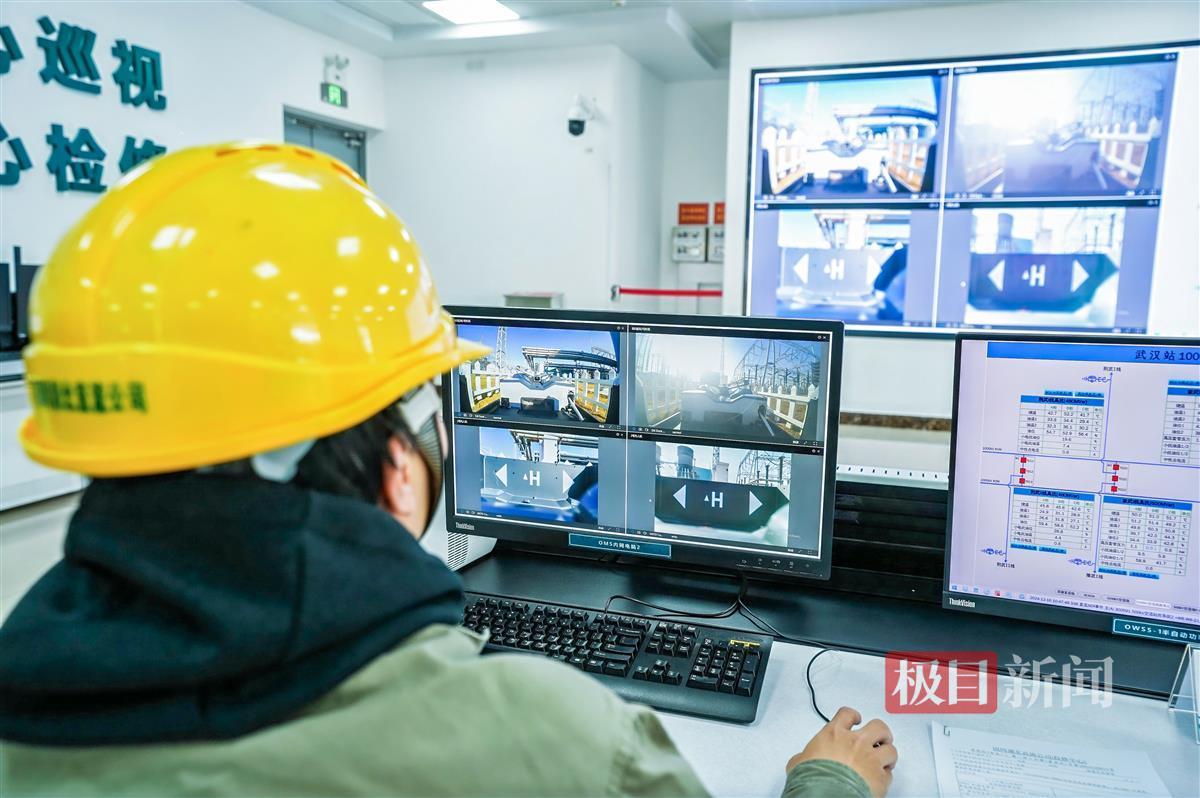 运维人员在主控室操作智能巡检系统。.jpg