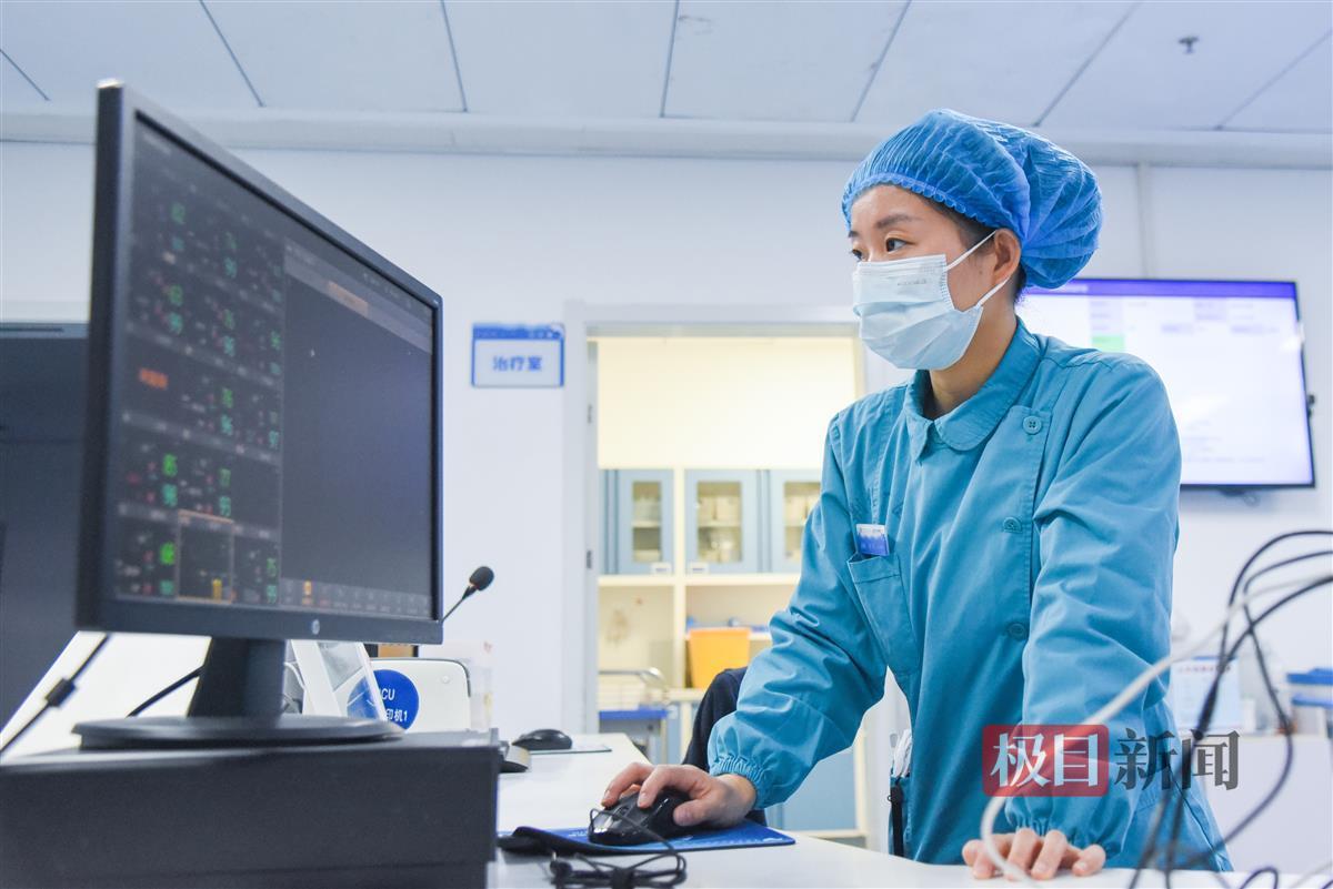 1月28日，除夕夜，值班护士刘严在荆州市第一人民医院NCU病区查看病人病情信息 （极目新闻记者黄志刚摄）.jpg