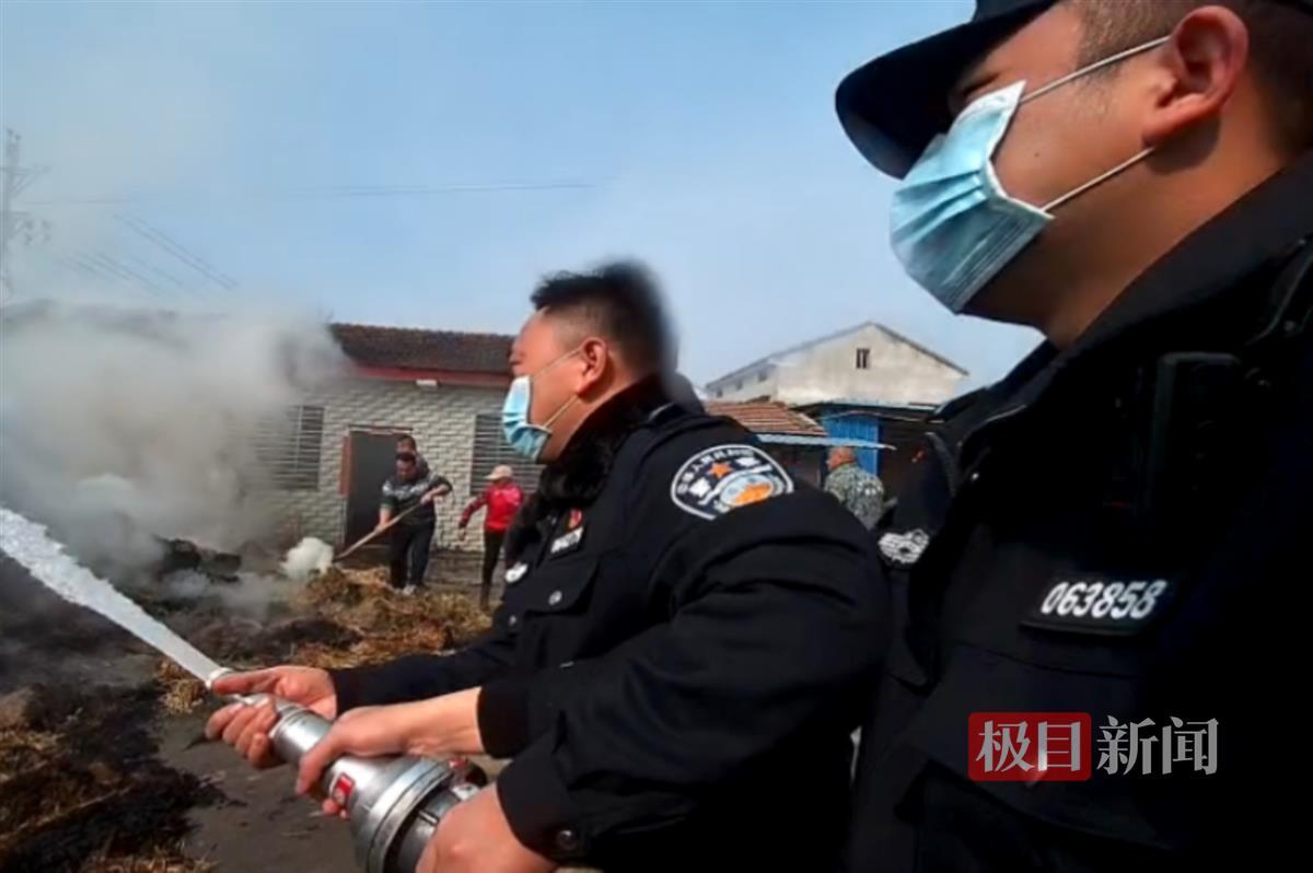 图一 民警用水枪灭火.png