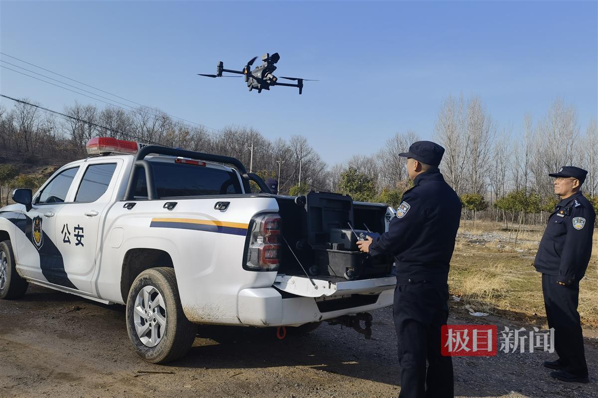 图一 民警使用无人机开展巡护工作.jpg