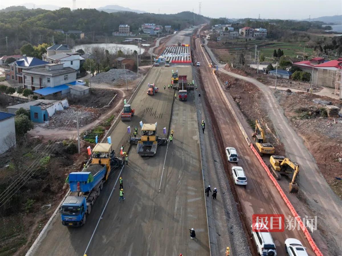 武黄高速改扩建摊铺现场.jpg 武黄高速改扩建摊铺现场.jpg