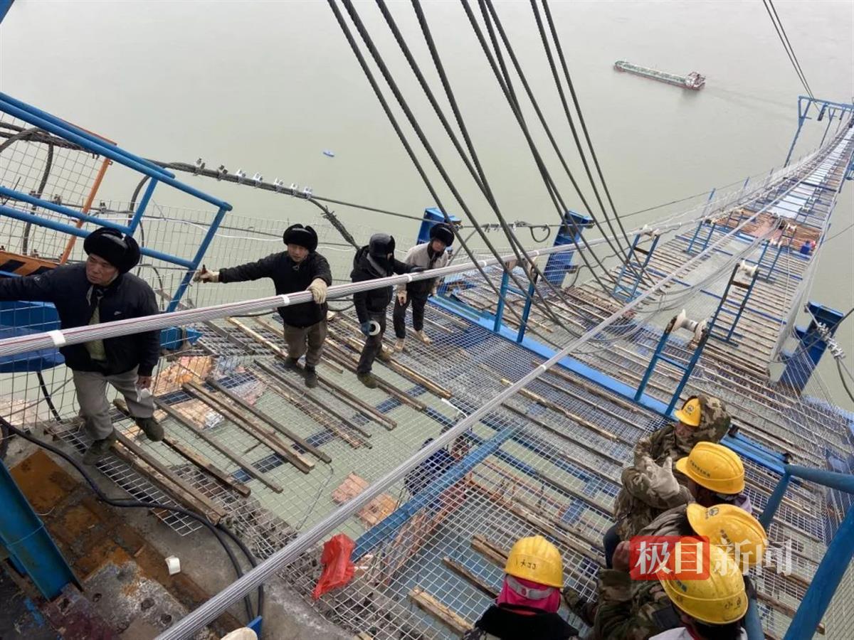 双柳长江大桥主缆架设.jpg 双柳长江大桥主缆架设.jpg