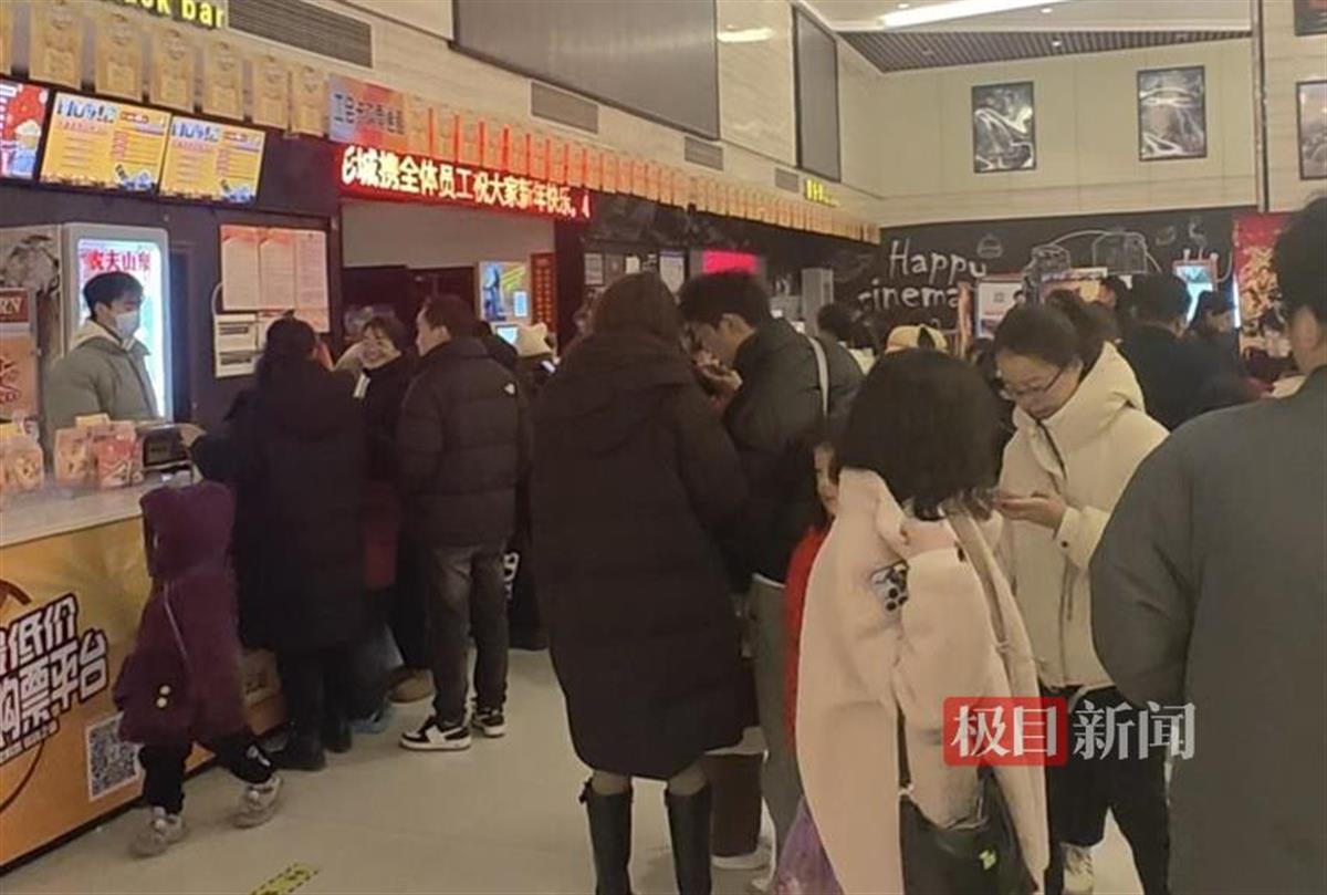 等待观景的人群 极目新闻记者摄.jpg