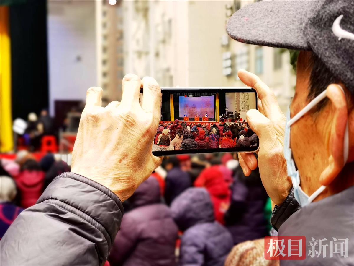 观众用手机记录唱段.jpg 观众用手机记录唱段.jpg