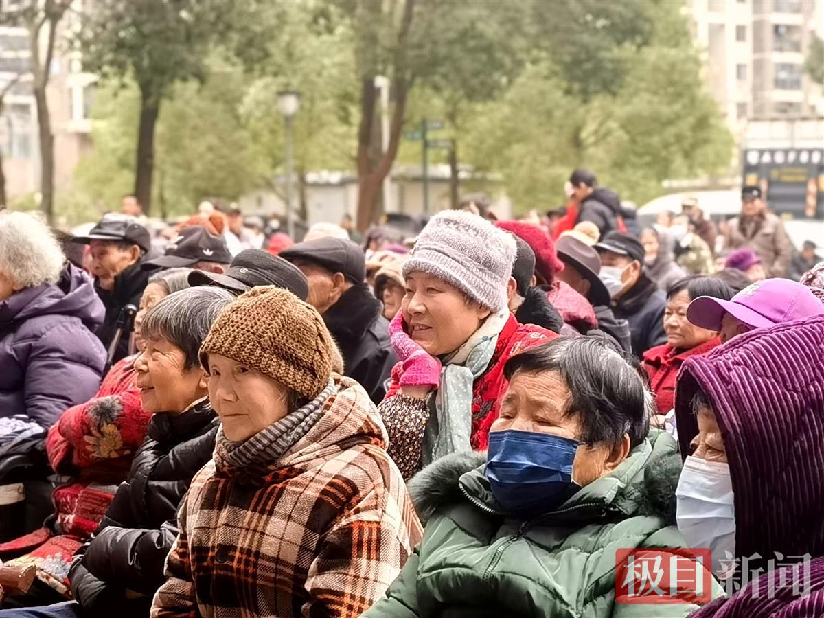 居民聚精会神观看演出.jpg 居民聚精会神观看演出.jpg