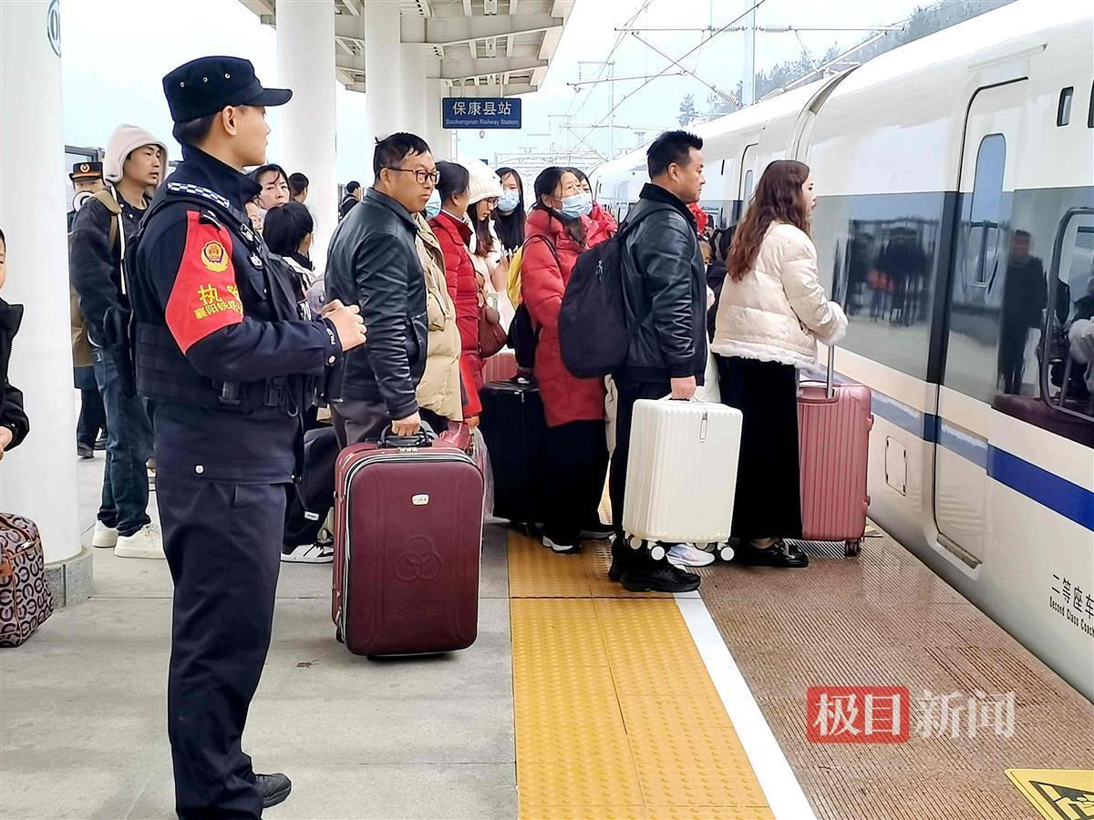 图1：民警在站台守护旅客乘车。.jpg