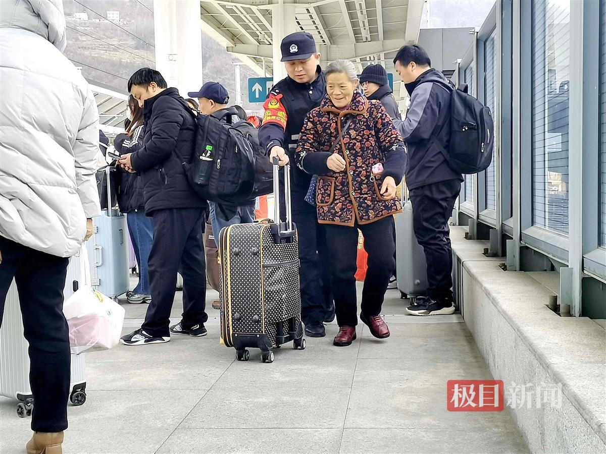 图2：民警在站台帮旅客拿行李。.jpg