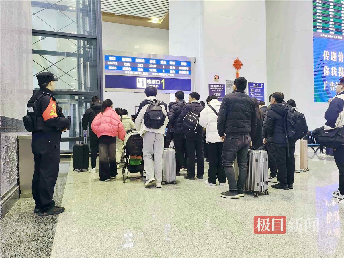 图3：民警在守护旅客检票进站。.jpg