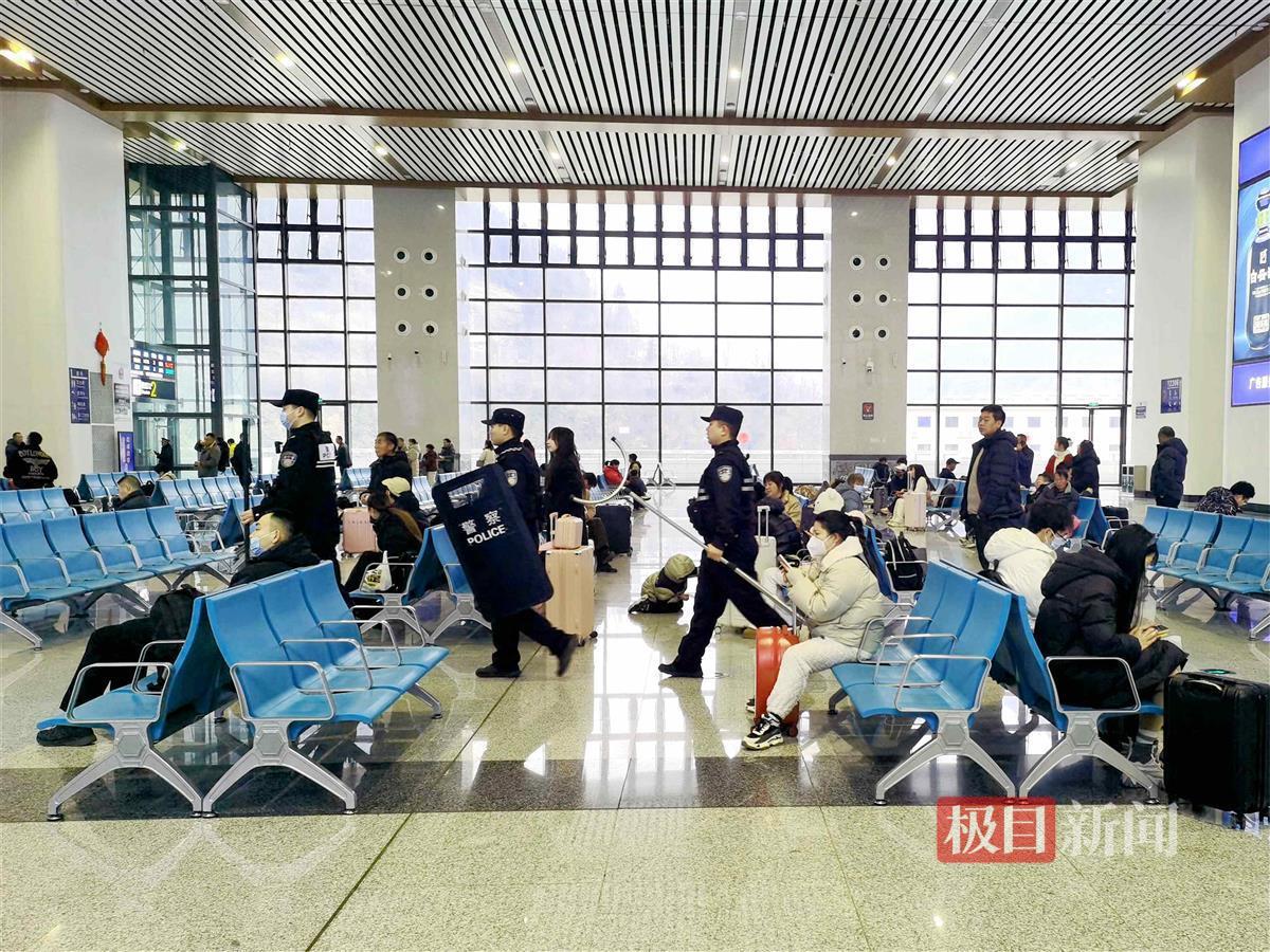 图4：民警正在候车室巡逻执勤。.jpg