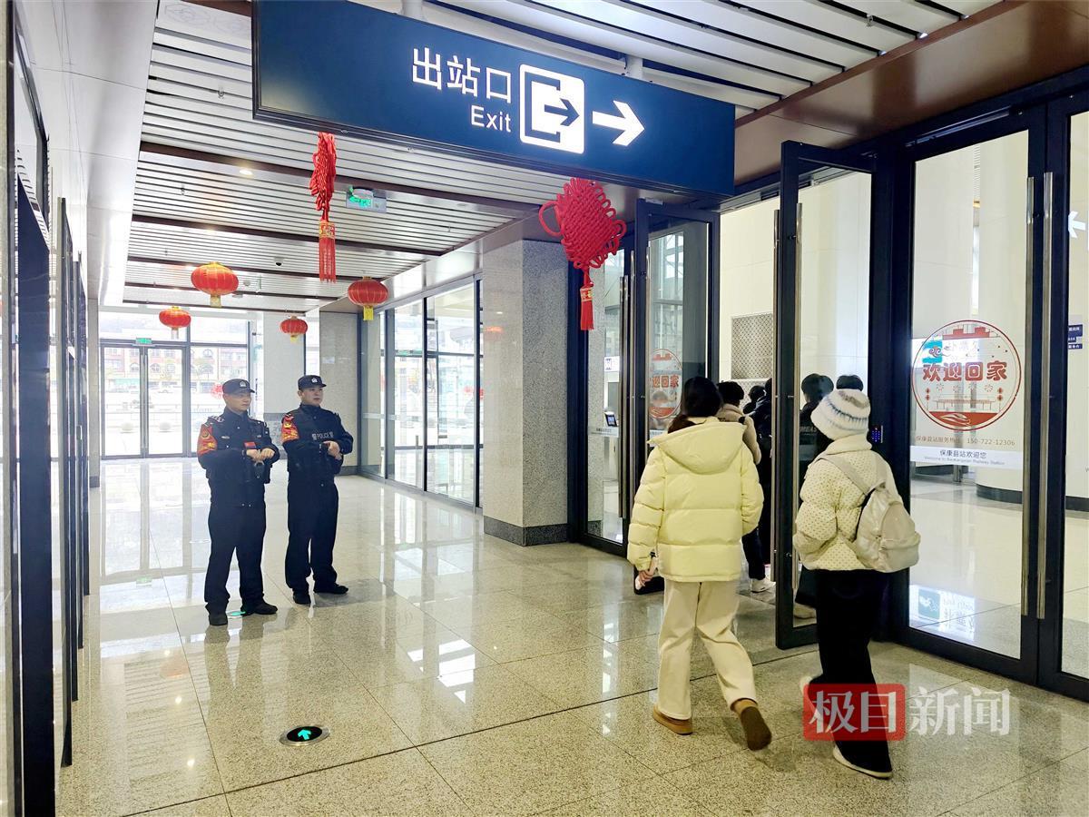 图5：民警正在出站口执勤守护。.jpg