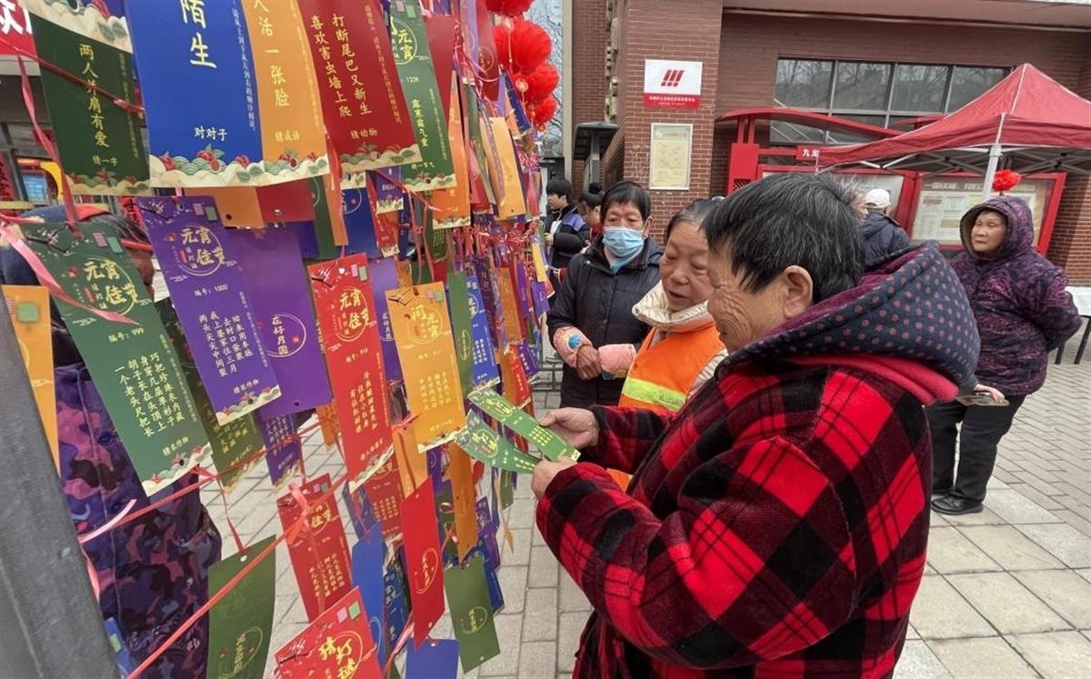 猜灯谜.jpg 猜灯谜.jpg