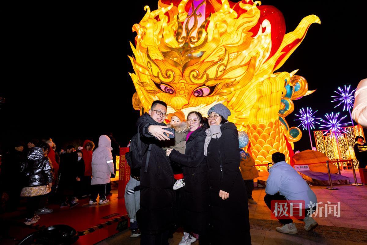 2025年1月29日南湖灯会 (游客打卡年兽).jpg 2025年1月29日南湖灯会 (游客打卡年兽).jpg