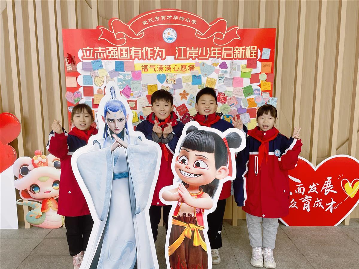 学生与心愿墙合影 (1).JPG 学生与心愿墙合影 (1).JPG