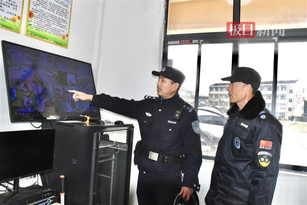 图一 民警检查校园监控.jpg