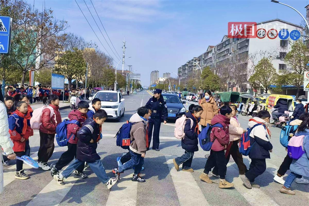 图四 民警护送学生进校.jpg