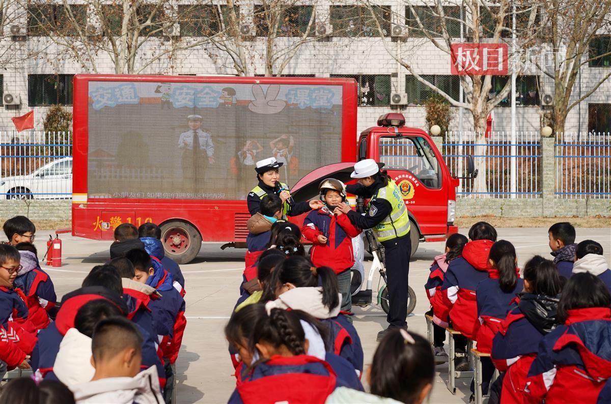 图二 交警进校开展法治宣讲.jpg