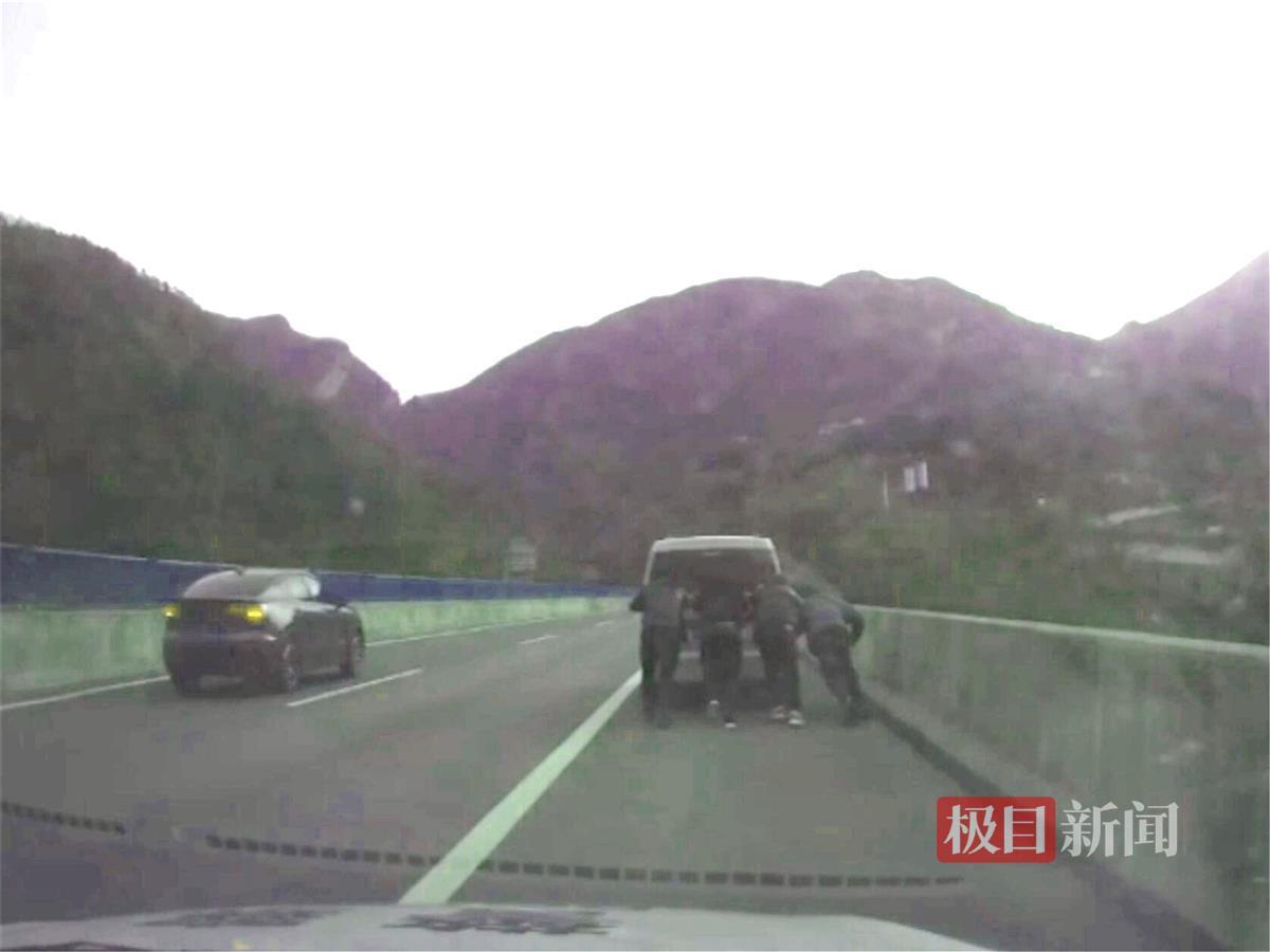 图1：交警发现高速路上推车险情（视频截图）.jpg