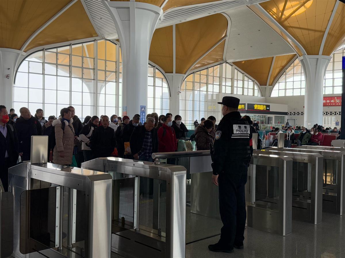 随州南所积极应对大客流.jpg 随州南所积极应对大客流.jpg