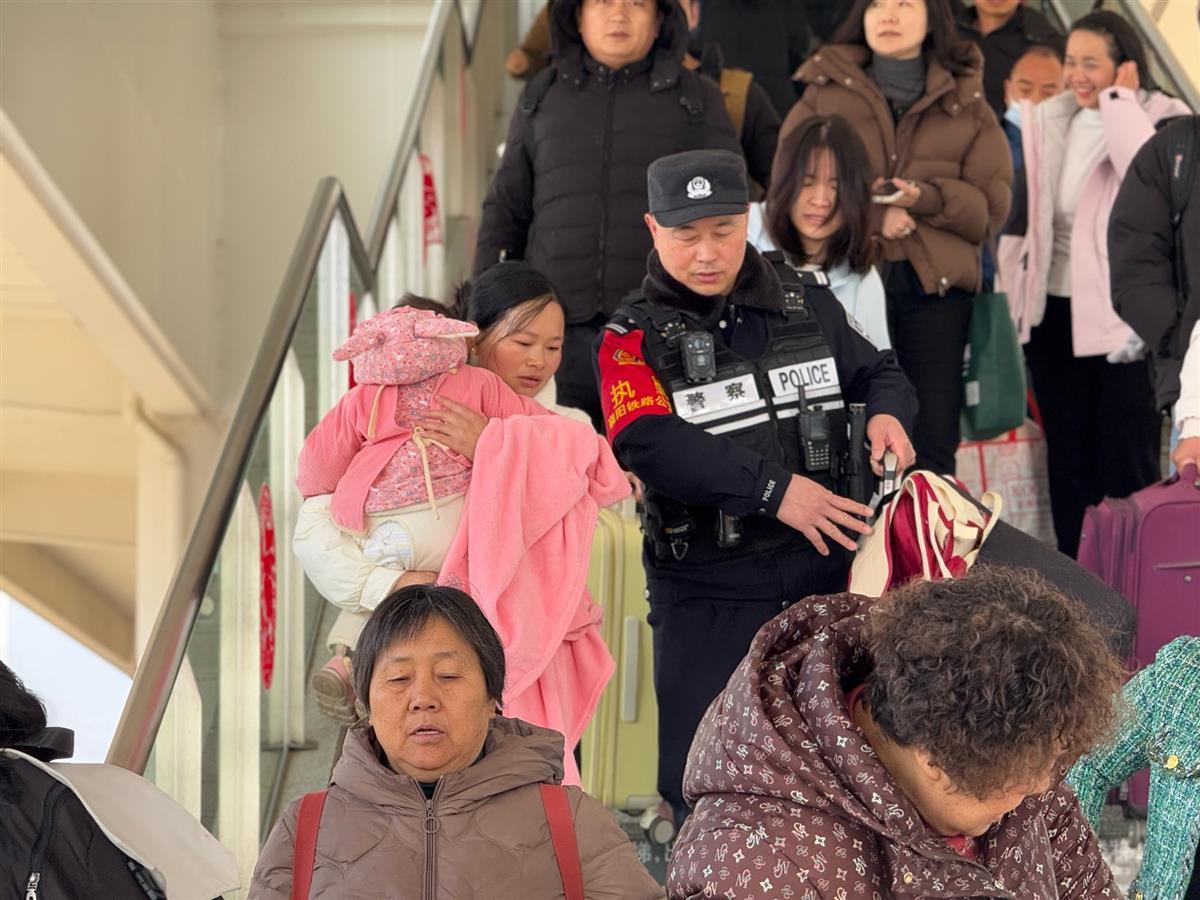 民警为旅客搬运行李4.jpg 民警为旅客搬运行李4.jpg