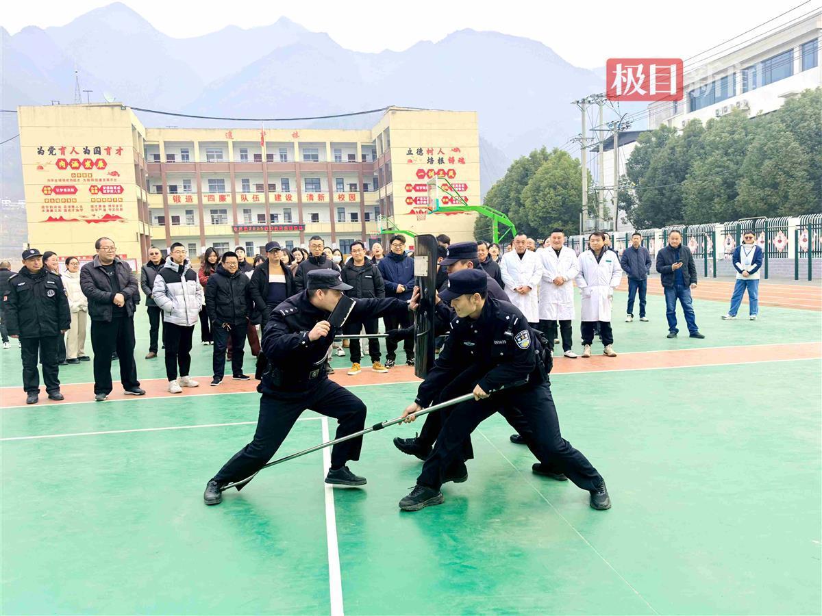 图1：校园反恐防暴应急演练.jpg