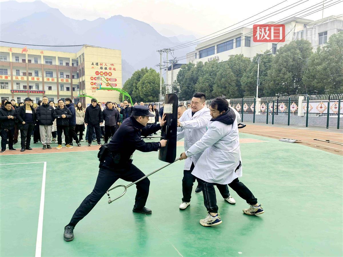 图2：校园反恐防暴应急演练.jpg