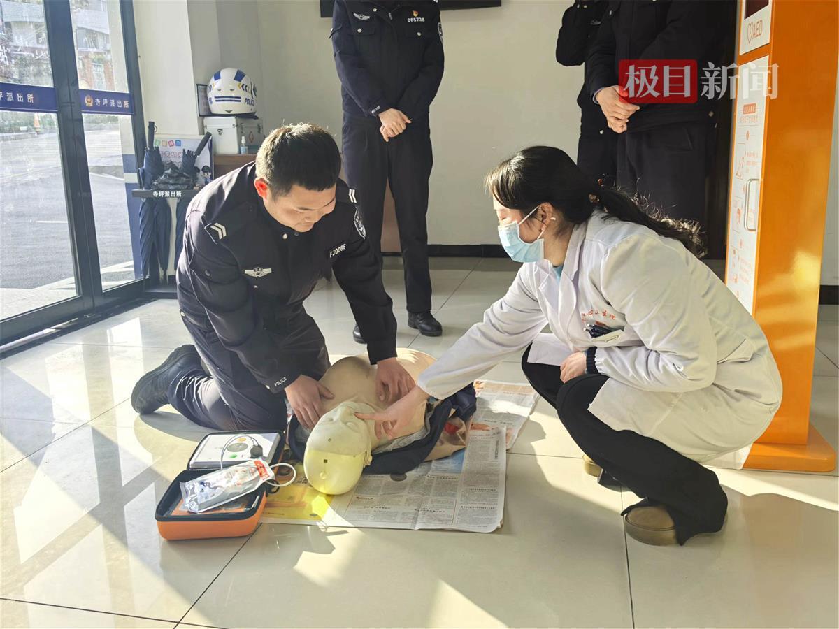 图5：急救技能知识培训现场.jpg