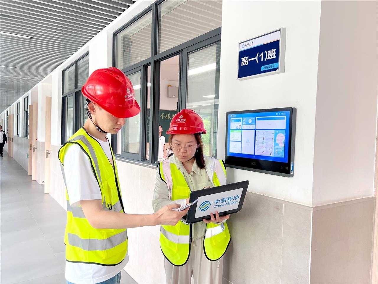 技术人员测试考场无线信号，确保高考期间网络运行万无一失.jpg