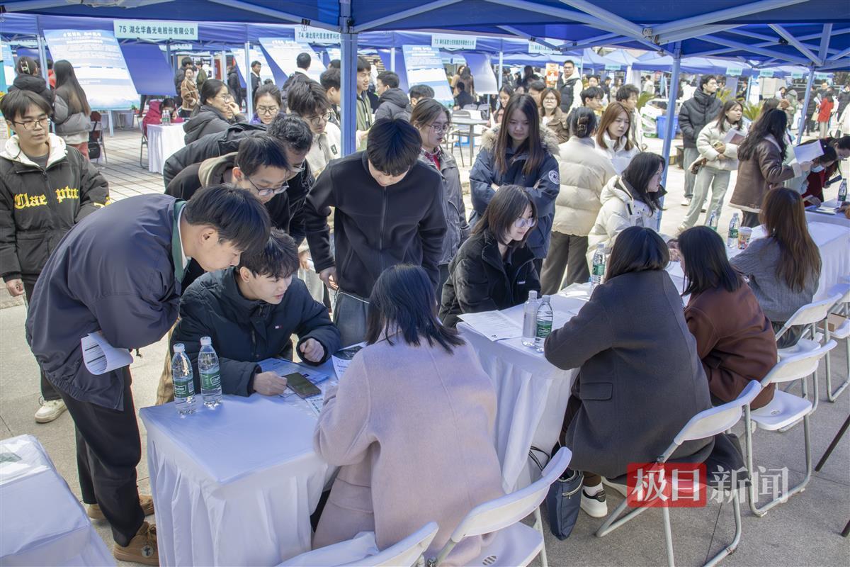 图为招聘会现场人潮涌动 通讯员 刘奕喆.jpg 图为招聘会现场人潮涌动 通讯员 刘奕喆.jpg