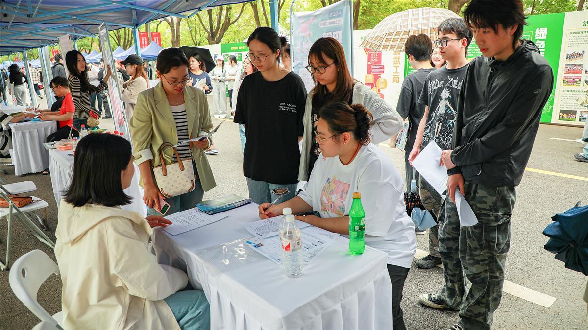 图为学生正在与企业招聘人员沟通 摄影：张泳和 (2)(1).jpg