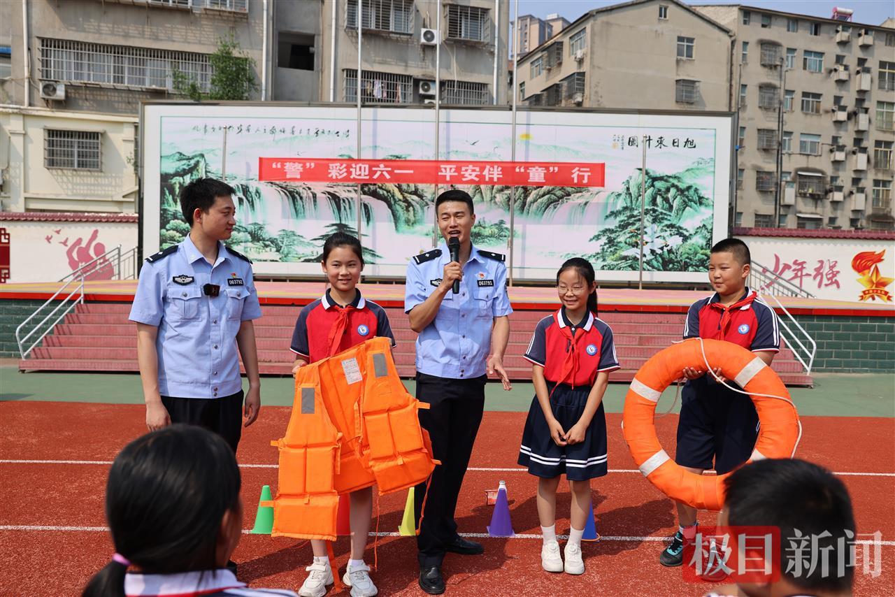 图三 介绍救生设备使用方法.jpg