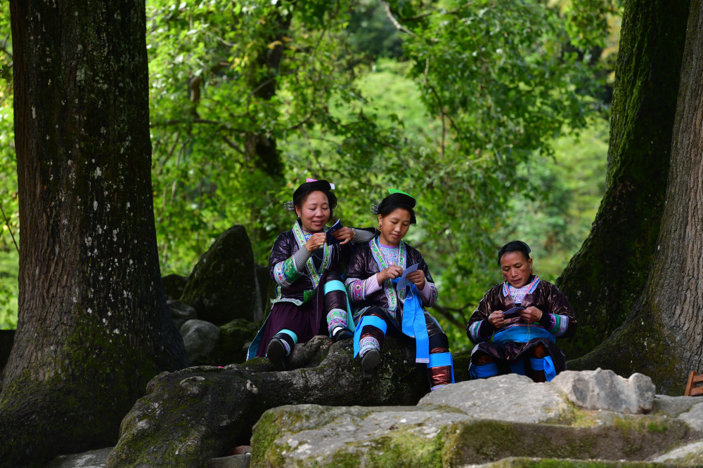 广西苗族这件衣服一做就是一年