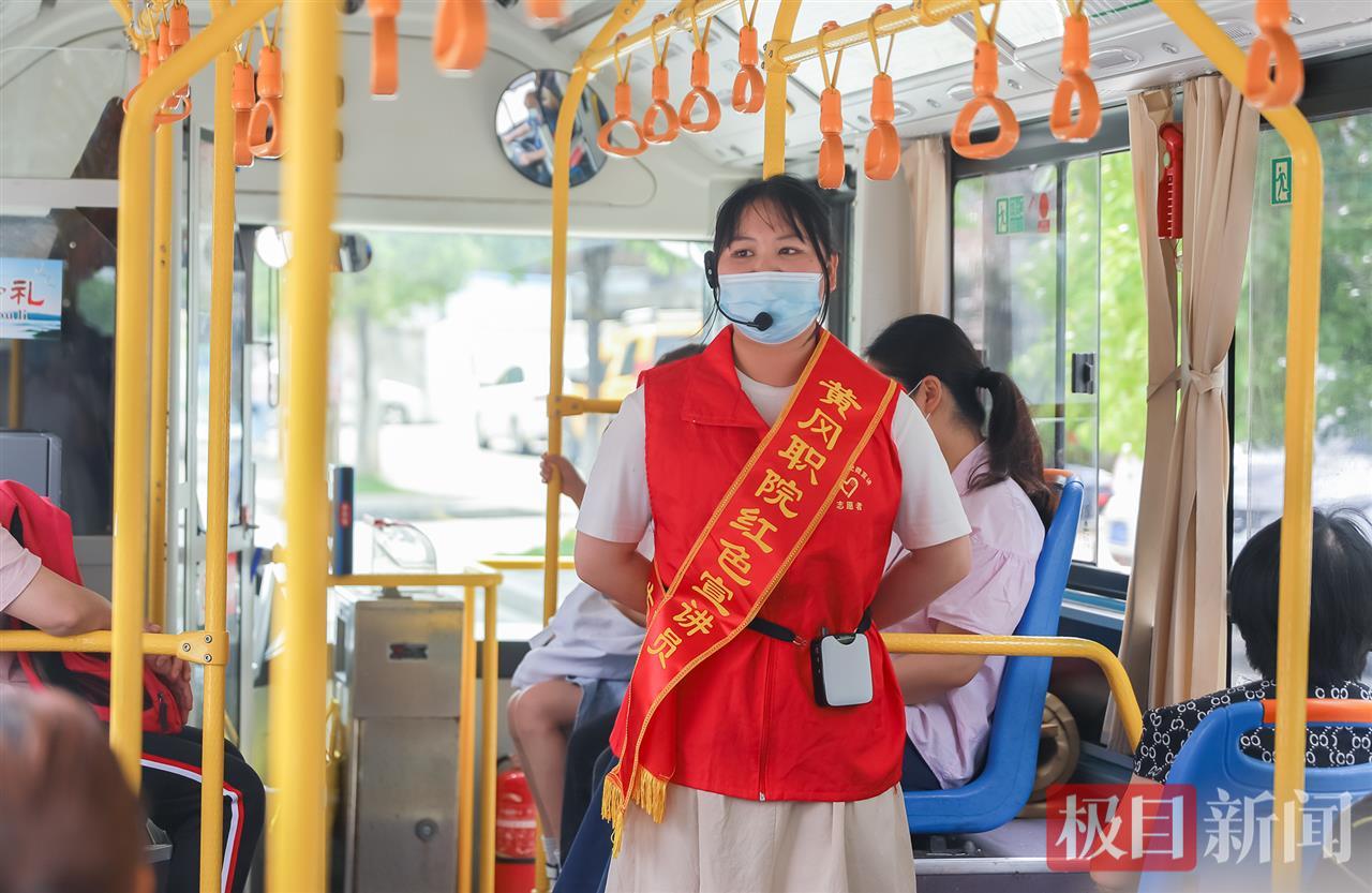 红色宣讲员段斯琦在公交车上为乘客讲红色故事 (1).JPG