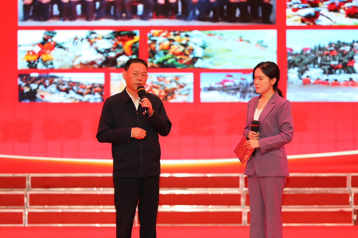 副校长邹星庐深情讲述九八抗洪抢险故事.JPG