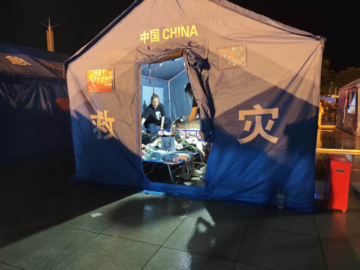 5月19日0020分，供电部门给位于柳南区螺蛳粉小镇集中安置点首批48顶应急帐篷送上了电。（钟帆 摄）.jpg