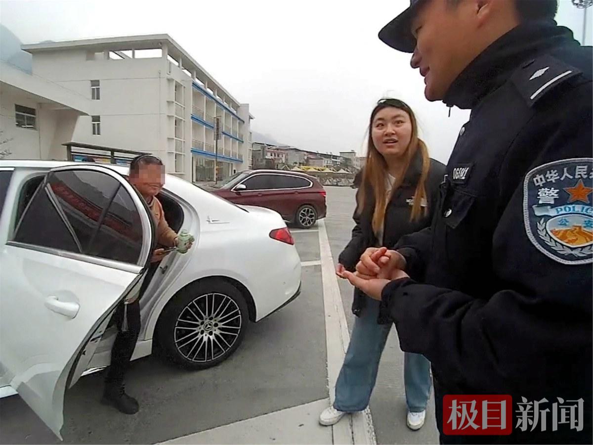 图1：印女士在向民警讲述情况（视频截图）.jpg