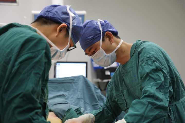 外科医生随即开展会诊,经外科副主任医师梁建明会诊后考虑,李大伯腹痛