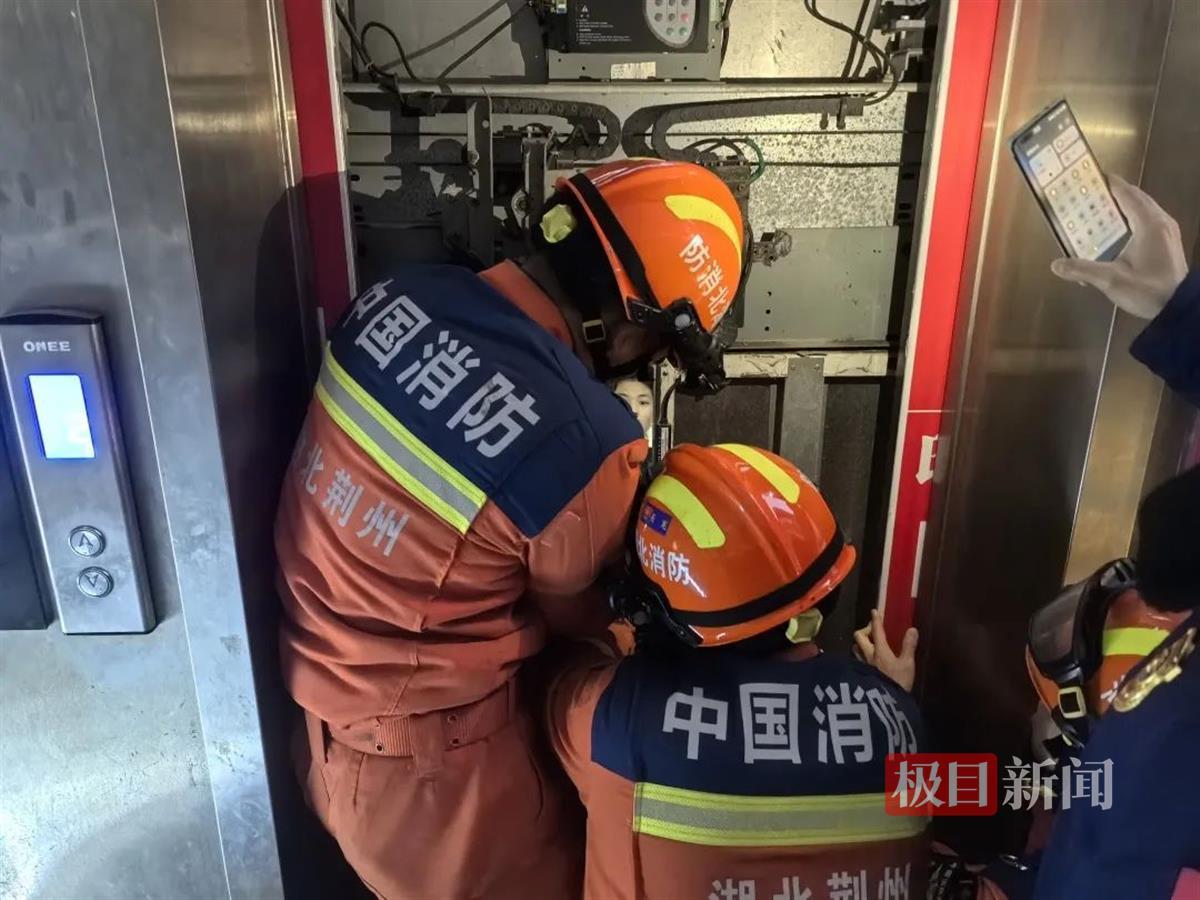 荆州市公安县消防救援大队的消防员正在营救被困者。 （通讯员供图）.jpg