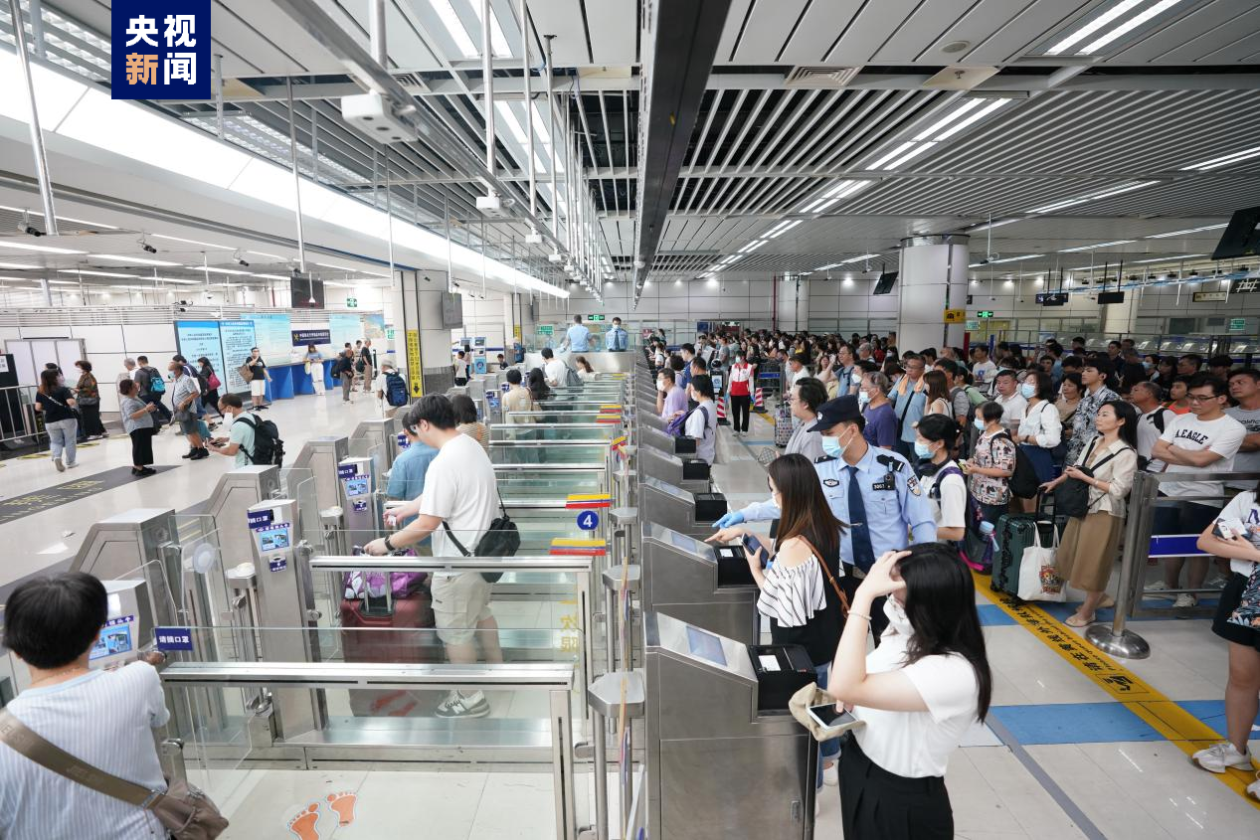 深圳湾边检:"双节"假期查验出入境人员超70万人次 创今年以来新高