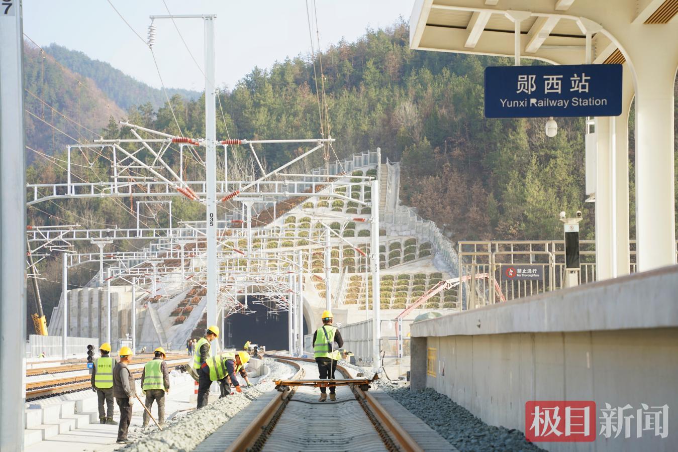 图为“西十高铁”技术人员正在修整高铁轨道。 陈国东摄.png