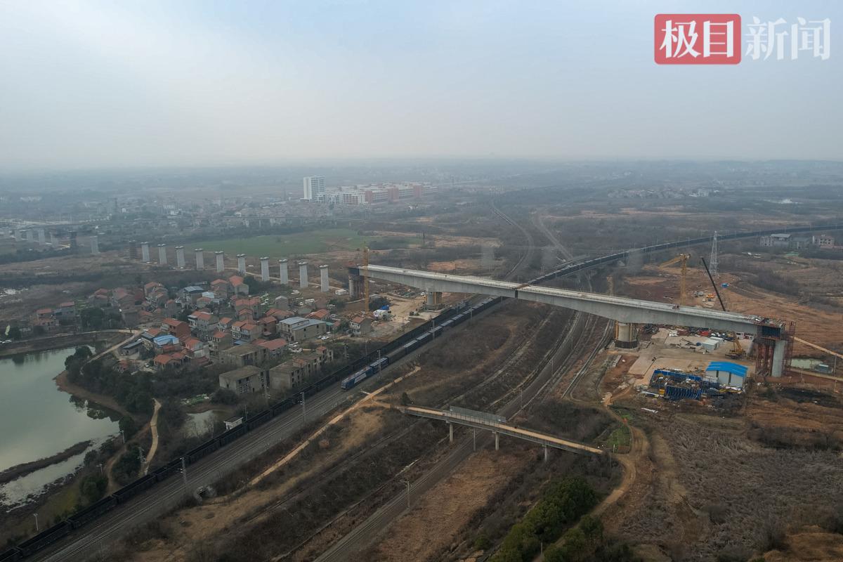 万吨巨梁“空中牵手”，合武高铁这一连续梁完成转体合龙