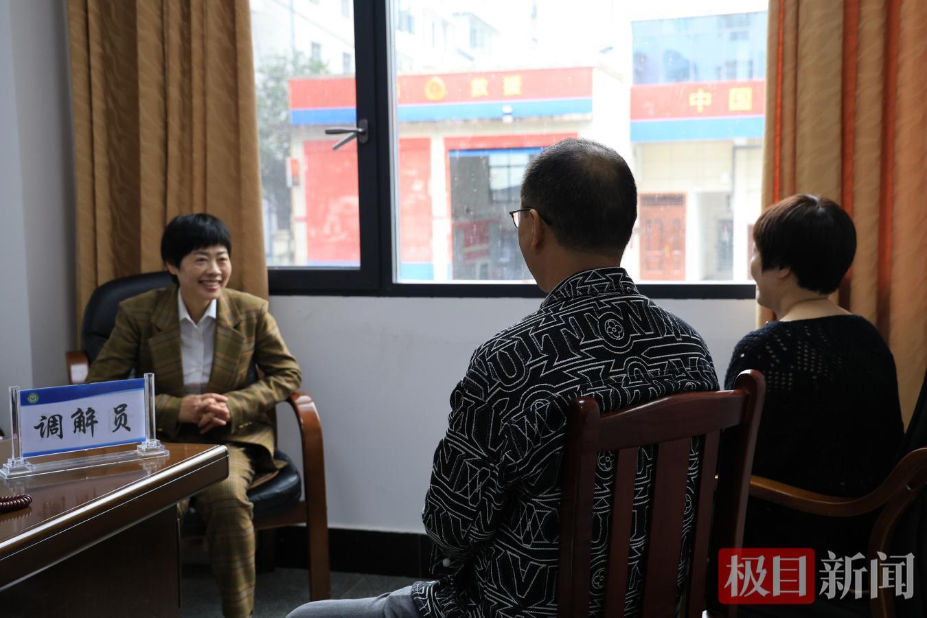 图片8建始县慧姐调解工作室正在调解纠纷.png