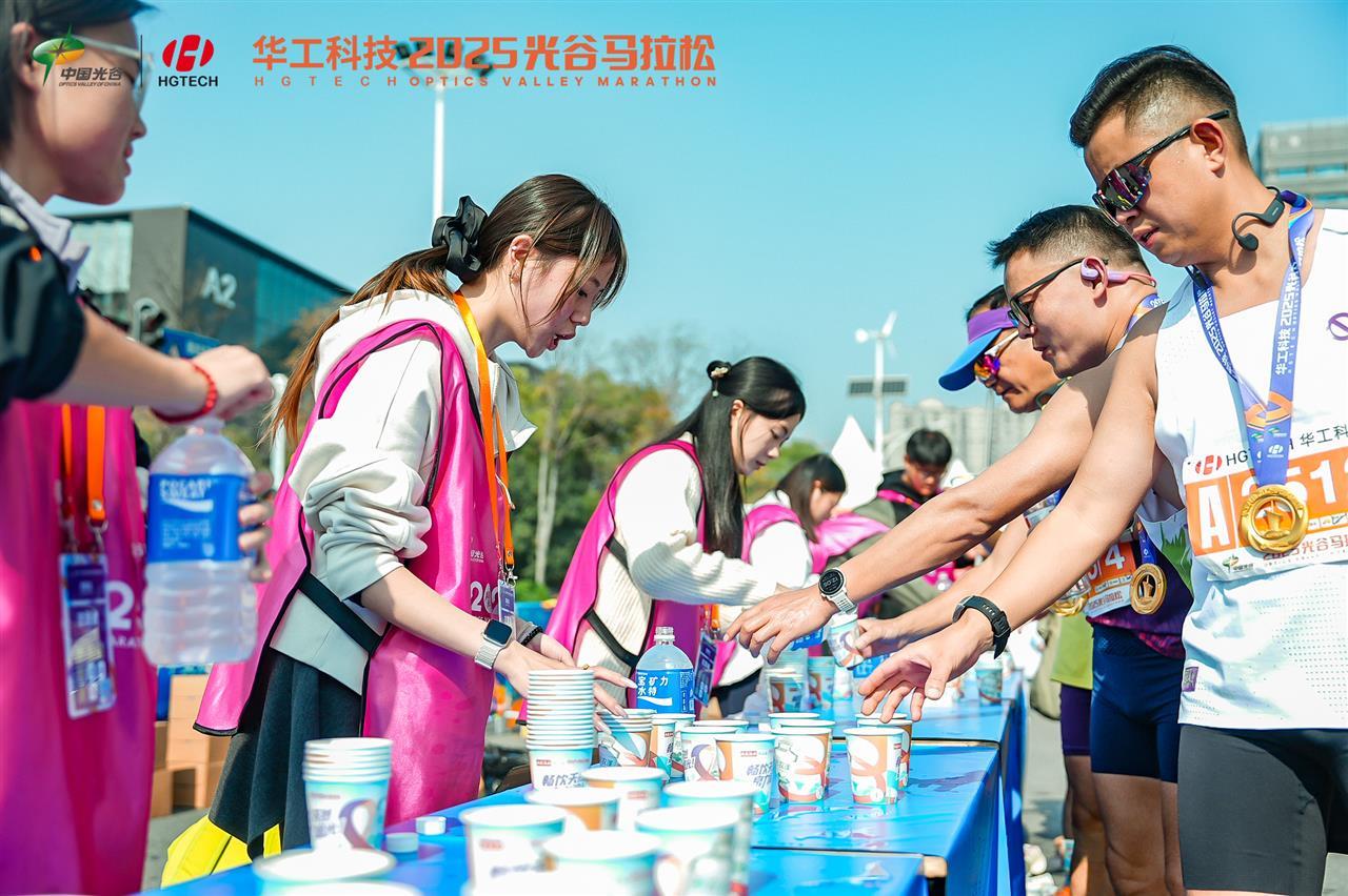 跑者在赛道沿线补给站喝水补给.png
